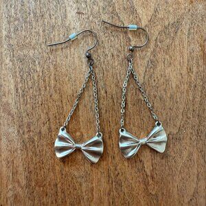 Adorable Modcloth gold-tone bow dangly chain earrings